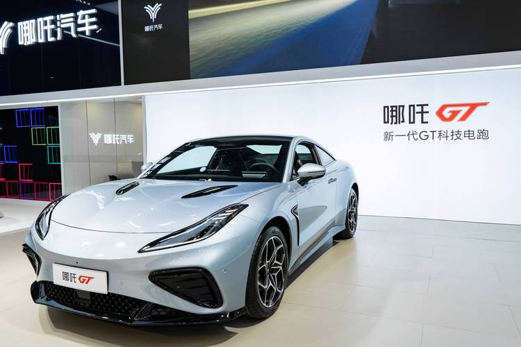 广州247哪吒汽车在智能汽车领域的表现，领途汽车在新能源汽车市场中的影响力